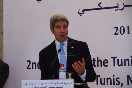 Téléchargez les photos : TUNISIE, Tunis : Le secrétaire d'État américain John Kerry prend la parole lors du deuxième dialogue stratégique États-Unis-Tunisie à Tunis, Tunisie, le 13 novembre 2015 - en image libre de droit