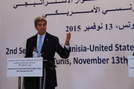 Téléchargez les photos : TUNISIE, Tunis : Le secrétaire d'État américain John Kerry prend la parole lors du deuxième dialogue stratégique États-Unis-Tunisie à Tunis, Tunisie, le 13 novembre 2015 - en image libre de droit