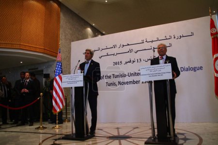 Téléchargez les photos : TUNISIE, Tunis : Le secrétaire d'État américain John Kerry serre la main du ministre tunisien des Affaires étrangères Taieb Baccouche lors du deuxième dialogue stratégique États-Unis-Tunisie à Tunis, Tunisie, le 13 novembre 2015. - en image libre de droit