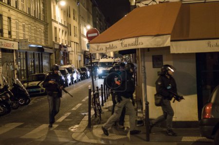 Foto de FRANCIA, París: Los policías son vistos en el distrito 11 de París después de un ataque el 13 de noviembre de 2015 en París, Francia. - Imagen libre de derechos
