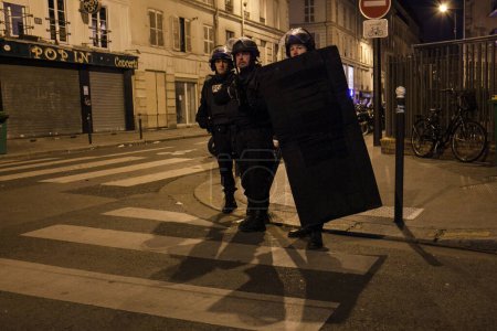 Téléchargez les photos : RANCE, Paris : Entretien de la police avec des résidents de la rue Amelot à Paris suite à une série de fusillades et d'explosions le 13 novembre 2015. - en image libre de droit