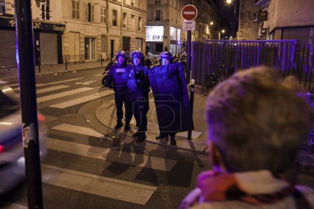 Téléchargez les photos : RANCE, Paris : Entretien de la police avec des résidents de la rue Amelot à Paris suite à une série de fusillades et d'explosions le 13 novembre 2015. - en image libre de droit