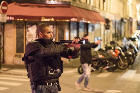 Téléchargez les photos : FRANCE, Paris : Des policiers sont vus dans le 11ème arrondissement de Paris après une attaque le 13 novembre 2015 à Paris, France. - en image libre de droit