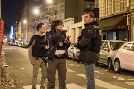 Téléchargez les photos : FRANCE, Paris : Des policiers sont vus dans le 11ème arrondissement de Paris après une attaque le 13 novembre 2015 à Paris, France - en image libre de droit