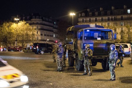 Téléchargez les photos : FRANCE, Paris : Des soldats sont vus dans le 11ème arrondissement de Paris après une attaque le 13 novembre 2015 à Paris, France. - en image libre de droit