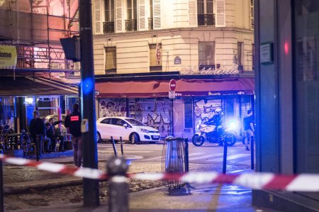 Foto de RANCE, París: Un perímetro de seguridad se ve en el distrito 11 de París después de un ataque el 13 de noviembre de 2015 en París, Francia - Imagen libre de derechos