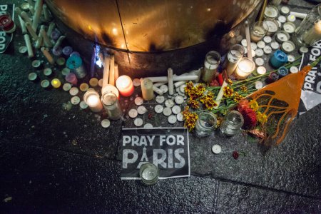 Téléchargez les photos : MONTRÉAL - PARIS ATTACKS - CANDLELIGHT VIGIL - en image libre de droit