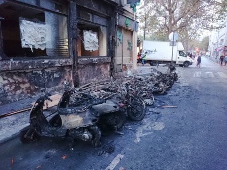 Téléchargez les photos : Prise de vue journalière de Paris lors d'une attaque terroriste - en image libre de droit