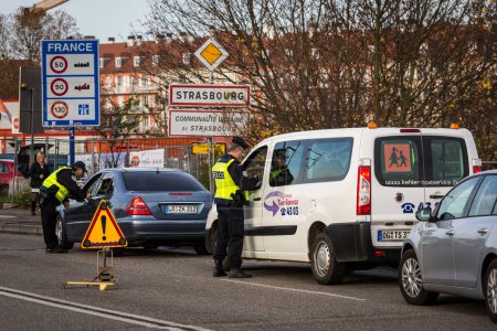 Foto de FRANCIA, Estrasburgo: Oficiales de policía inspeccionan automóviles y vehículos que cruzan el "Puente Europa" en el cruce fronterizo franco-alemán entre Kehl y Estrasburgo, Francia, 14 de noviembre de 2015 - Imagen libre de derechos