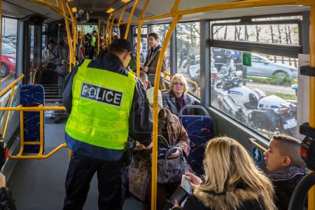 Foto de FRANCIA, Estrasburgo: Los agentes de policía revisan a los pasajeros en un tranvía, en Estrasburgo, Francia, el 14 de noviembre de 2015. - Imagen libre de derechos