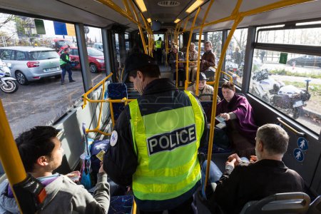 Foto de FRANCIA, Estrasburgo: Los agentes de policía revisan a los pasajeros en un tranvía, en Estrasburgo, Francia, el 14 de noviembre de 2015. - Imagen libre de derechos