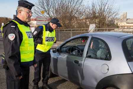 Téléchargez les photos : FRANCE, Strasbourg : Des policiers inspectent des voitures et des véhicules passant le pont Europa au poste frontière franco-allemand entre Kehl et Strasbourg, France, 14 novembre 2015 - en image libre de droit