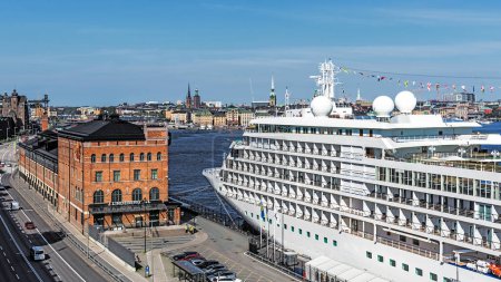 Foto de Cruise ship in Stockholm harbor, Sweden - Imagen libre de derechos