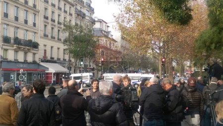 Téléchargez les photos : FRANCE, Paris : La police bloque le quartier des journalistes autour du music-hall le 14 novembre 2015, où 87 personnes ont été systématiquement massacrées. - en image libre de droit