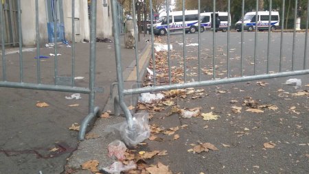 Téléchargez les photos : FRANCE, Paris : La police bloque la zone autour du music-hall le 14 novembre 2015 où 87 personnes ont été systématiquement massacrées. - en image libre de droit