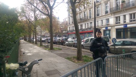 Téléchargez les photos : FRANCE, Paris : La police bloque la zone autour du music-hall le 14 novembre 2015 où 87 personnes ont été systématiquement massacrées. - en image libre de droit