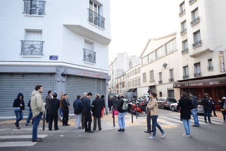 Foto de FRANCIA, París: Le Carillon, el popular París ubicado en la rue Bichat, bar donde murieron 15 personas durante los ataques terroristas en noviembre, vuelve a abrir sus puertas el 13 de enero de 2016, dos meses después de los ataques. - Imagen libre de derechos