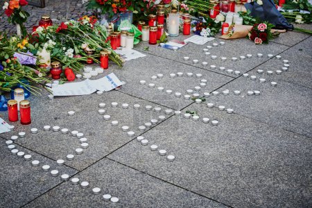 Téléchargez les photos : GERMANY, Berlin: Candles and flowers are seen in front of the French embassy in Berlin, on November 14, 2015, to pay tribute to the Paris November-13 terror attacks's victims. - en image libre de droit