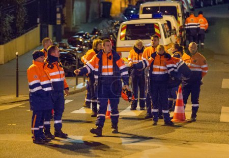 Foto de FRANCIA, París: trabajadores de la Cruz Roja y Protección Civil establecen su sede en el ayuntamiento del distrito 11, en París, durante la noche entre el 13 de noviembre y el 14 de noviembre de 2015. - Imagen libre de derechos