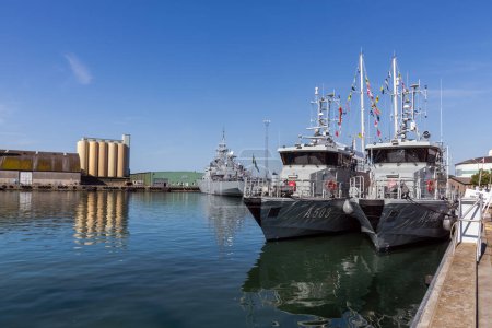 Téléchargez les photos : Navires de guerre amarrés dans le port d'Ystad - en image libre de droit