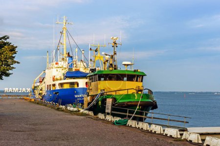 Téléchargez les photos : Navire amarré dans le port de Kalmar - en image libre de droit