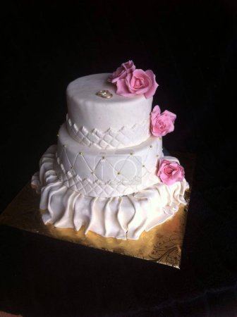 Foto de Close up view of delicious sweet wedding cake - Imagen libre de derechos