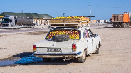 Foto de Viejo tipo de coche lleno de manzanas - Imagen libre de derechos