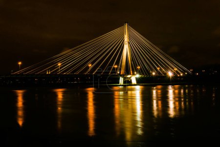 Téléchargez les photos : Le pont Swietokrzyski la nuit - en image libre de droit