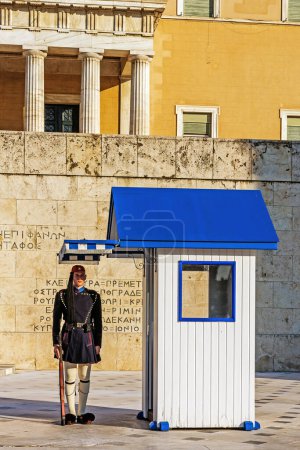 Téléchargez les photos : Le gardien de la tombe grecque du soldat inconnu - en image libre de droit
