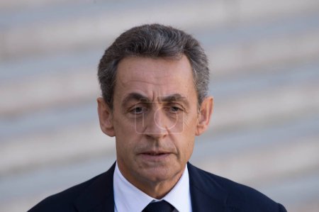 Foto de FRANCIA, París: Nicolas Sarkozy, ex presidente y actual jefe del partido político Les Republicains, se presenta ante una reunión en el Palacio Elíseo de París, Francia, el 15 de noviembre de 2015. - Imagen libre de derechos