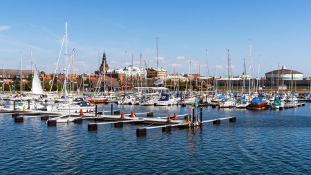 Téléchargez les photos : Marina et Ystad skyline. - en image libre de droit