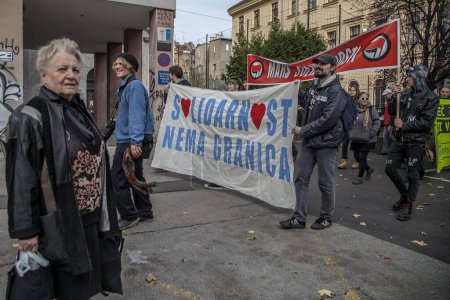 Téléchargez les photos : CROATIE, Zagreb : Des centaines de personnes défilent pour rendre hommage aux migrants et aux victimes des attentats de Paris, à Zagreb, en Croatie, le 14 novembre 2015 - en image libre de droit