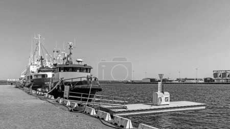 Téléchargez les photos : Navire amarré dans le port de Kalmar - en image libre de droit