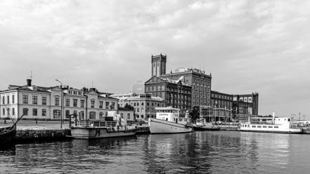 Téléchargez les photos : Paysage urbain de Kalmar noir et blanc - en image libre de droit