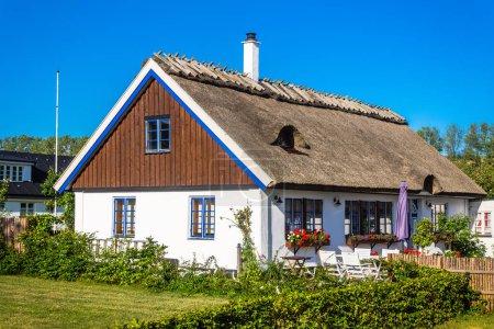 Téléchargez les photos : Belle maison colorée dans le village - en image libre de droit