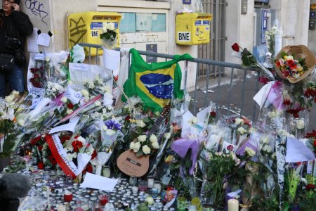 Téléchargez les photos : Hommage aux 129 personnes tuées et à plus de 350 autres blessées dans les attentats terroristes perpétrés à Paris - en image libre de droit
