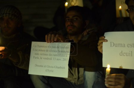 Téléchargez les photos : Hommage aux 129 personnes tuées et à plus de 350 autres blessées dans les attentats terroristes perpétrés à Paris - en image libre de droit