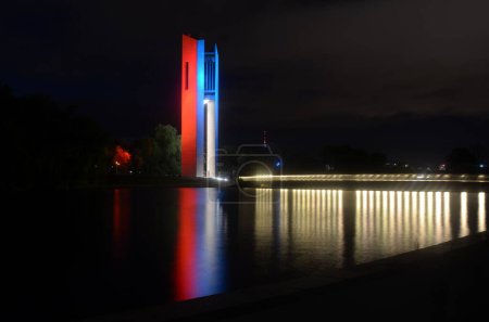 Foto de AUSTRALIA, Canberra: El Carillón Nacional brilla de azul, blanco y rojo el 15 de noviembre de 2015 en solidaridad con las víctimas de los ataques de París - Imagen libre de derechos
