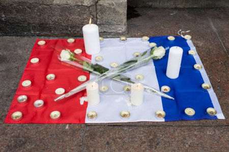 Téléchargez les photos : TOULOUSE FRANCE - Paris attaque hommage - en image libre de droit