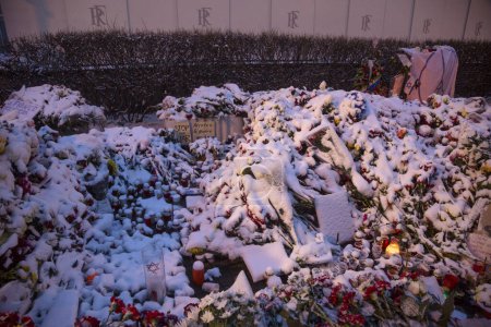 Foto de RUSIA, Moscú: Los moscovitas han depositado flores y homenajes en la Embajada de Francia el 15 de noviembre de 2015 en memoria de las víctimas del ataque de París. - Imagen libre de derechos