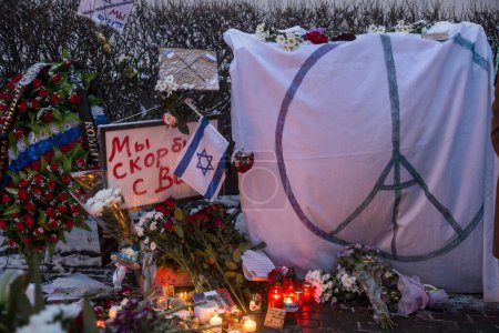 Téléchargez les photos : RUSSIE, Moscou : Des moscovites ont déposé des fleurs et des hommages à l'Ambassade de France le 15 novembre 2015 à la mémoire des victimes de l'attentat de Paris - en image libre de droit