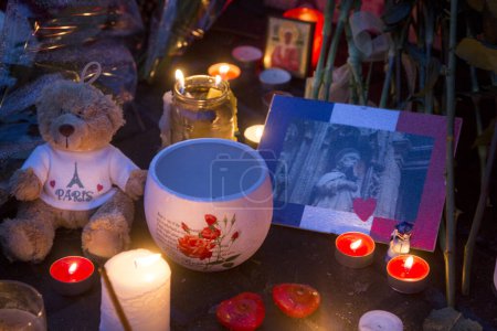 Foto de RUSIA, Moscú: Los moscovitas han depositado flores y homenajes en la Embajada de Francia el 15 de noviembre de 2015 en memoria de las víctimas del ataque de París. - Imagen libre de derechos