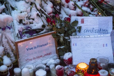 Téléchargez les photos : RUSSIE, Moscou : Des moscovites ont déposé des fleurs et des hommages à l'Ambassade de France le 15 novembre 2015 à la mémoire des victimes de l'attentat de Paris. - en image libre de droit