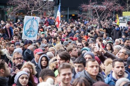 Téléchargez les photos : CANADA, Montréal : Le maire de Montréal, Denis Corderre, a conduit près de 5 000 personnes lors d'une marche silencieuse le 15 novembre 2015 à la mémoire des victimes des attentats de Paris. - en image libre de droit