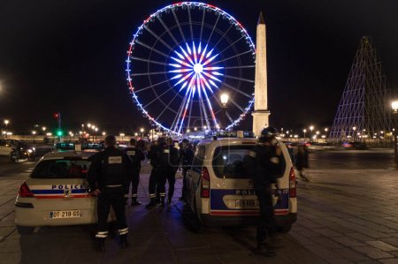 Téléchargez les photos : FRANCE, Paris : Une sécurité accrue près de la Roue de Paris Ferris à Paris le 15 novembre 2015. - en image libre de droit