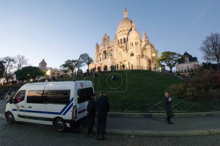 Téléchargez les photos : FRANCE, Paris : Une sécurité accrue à proximité de la basilique du Sacré-Cœur de Paris le 15 novembre 2015. - en image libre de droit