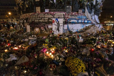 Téléchargez les photos : FRANCE, Paris : Les hommages laissés aux victimes des attentats terroristes perpétrés sur la place de la République à Paris sont capturés tôt le 16 novembre 2015 - en image libre de droit