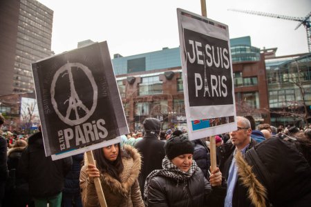 Téléchargez les photos : CANADA, Montréal : Le maire de Montréal, Denis Corderre, a conduit près de 5 000 personnes lors d'une marche silencieuse le 15 novembre 2015 à la mémoire des victimes des attentats de Paris. - en image libre de droit