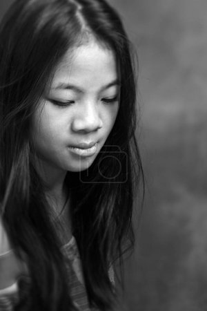 Téléchargez les photos : Asiatique fille dans l 'parc, noir et blanc - en image libre de droit