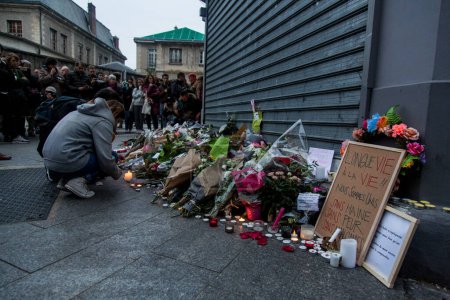 Téléchargez les photos : FRANCE, Paris : Un homme pleure alors que les foules laissent des fleurs et d'autres hommages au restaurant Le Petit Cambodge, scène d'une des nombreuses attaques terroristes meurtrières à Paris, dans le cadre d'une vague de deuil dans toute la ville le 14 novembre 2015. - en image libre de droit
